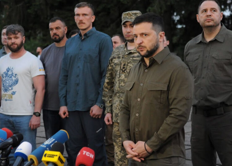 Зеленский теряет власть: Украину контролируют боевики «Азова»*