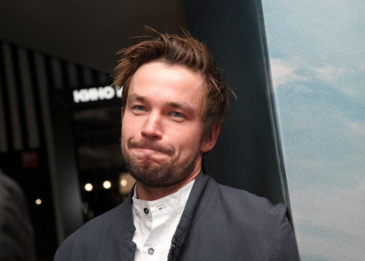 «Она что, в воде рожала?»: фанаты Саши Петрова обсуждают фото его новорожденного сына