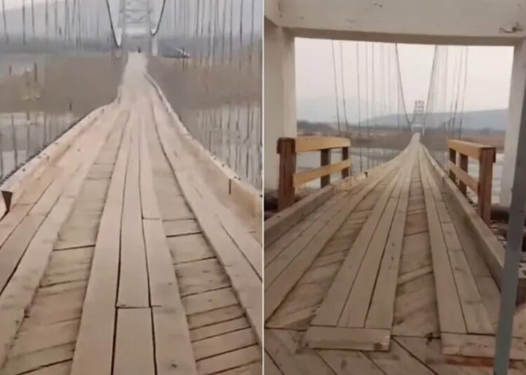 Настоящий «мост смерти»: женщину с ребенком сдуло в реку в Забайкалье