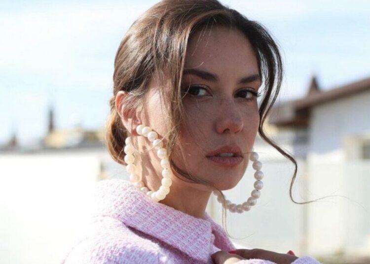 Экс-жену Прилучного Агату Муцениеце заподозрили в новой беременности