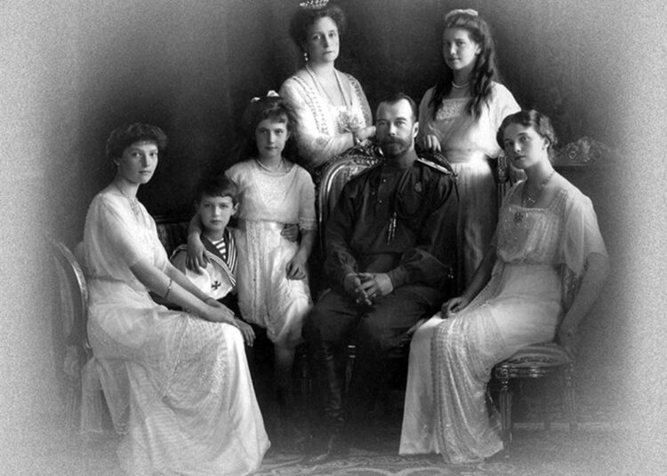 «Царь-то не настоящий»: вместо семьи Николая II могли похоронить других людей