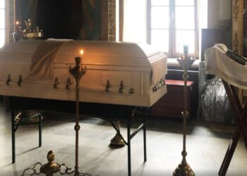 Пашу Техника хоронят в белоснежном гробу. Фото с прощания