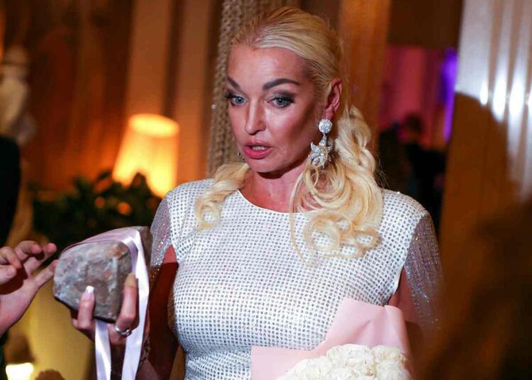 Задолжавшая по коммуналке Волочкова продает роскошную квартиру в центре Санкт-Петербурга