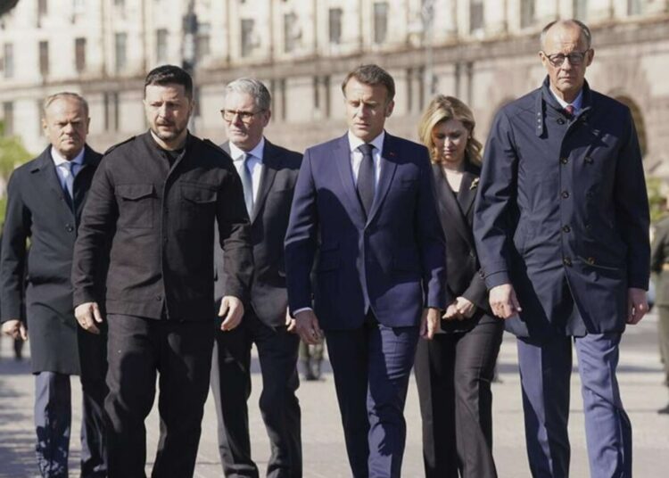 Елисейский дворец отреагировал на скандал после поездки Макрона в Киев с друзьями и белым порошком