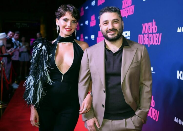 Актриса Лиза Моряк удивила фигурой на пятый день после родов