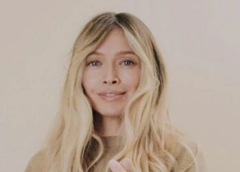 Филлер сполз, платье не по размеру: Вера Брежнева шокировала на дорожке в Каннах