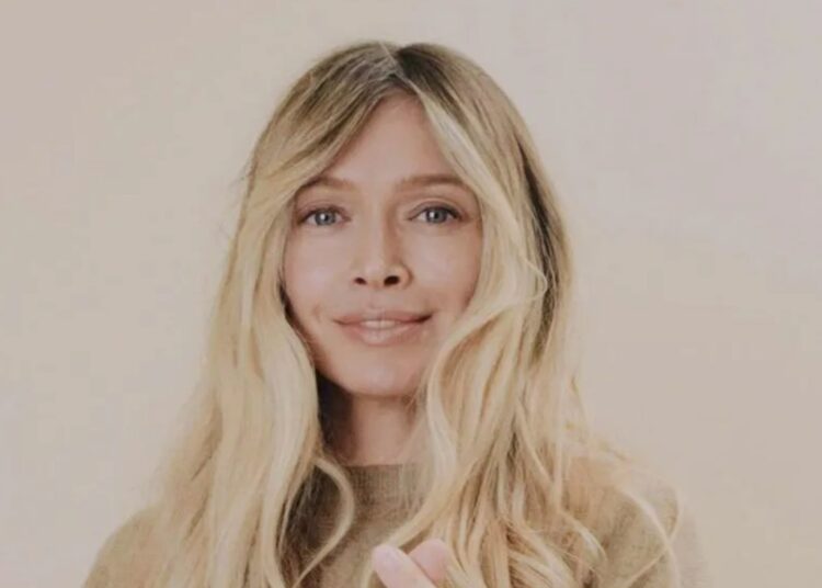 Филлер сполз, платье не по размеру: Вера Брежнева шокировала на дорожке в Каннах