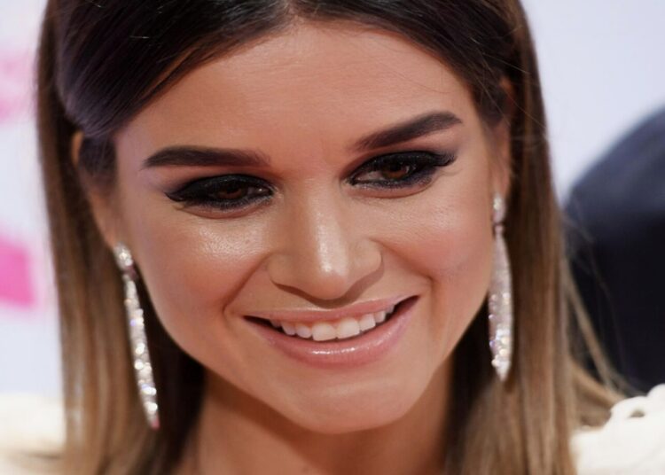 Фанаты Бородиной озадачены свадебными фото: жених при всех обнимал другую