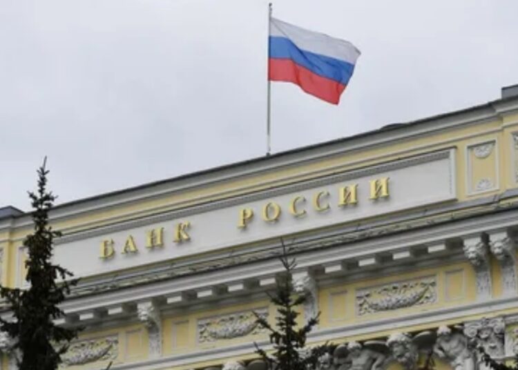 Центробанк России впервые почти за три года понизил ключевую ставку