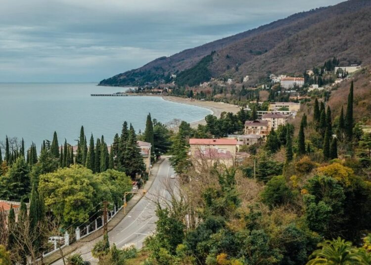 «Дошики» и бедные россияне: завершился скандал с чиновницей из Абхазии, которой не нужны туристы за 300 рублей