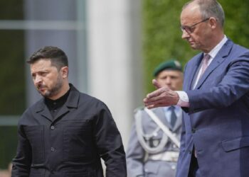 СМИ Запада: унижения со стороны Трампа наконец заставили Зеленского переодеться