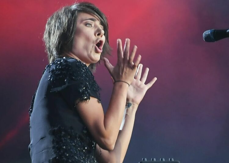 У налоговиков серьезные претензии к уехавшей в Париж певице Земфире*