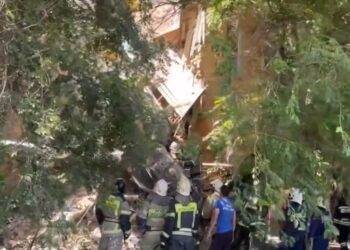 В Астрахани обрушилась часть жилого дома, под завалами ищут пострадавших