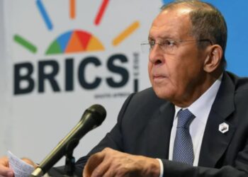 Западные эксперты сравнили коллективные фотографии с саммитов БРИКС и G20