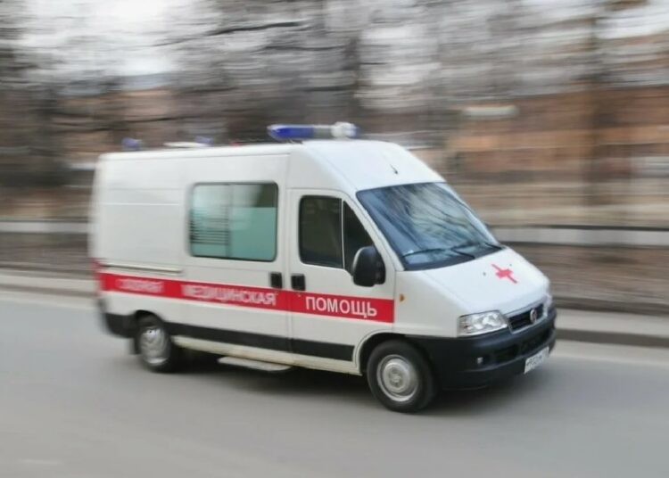 Пьяный водитель снес группу подростков, стоявших у светофора. Видео