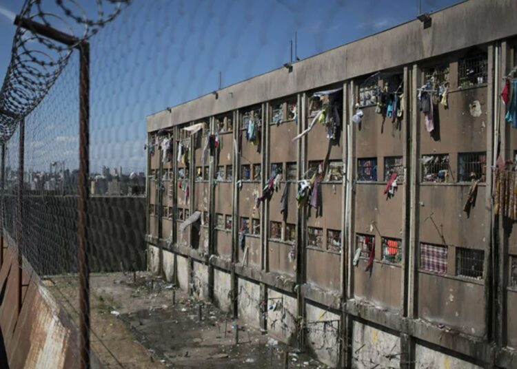 Поехавшая за просветлением и поселившаяся с детьми в пещере россиянка погибает в ужасных условиях индийской тюрьмы