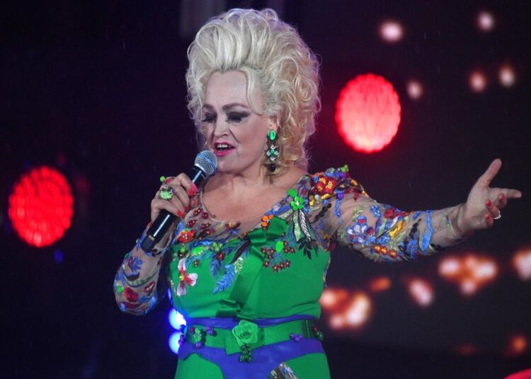 Чем владеет семья разбогатевшей Кадышевой, неожиданно популярной у зумеров?