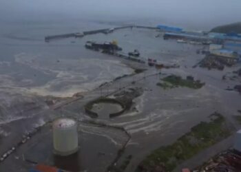 Землетрясение на Камчатке: видео затопленного Северо-Курильска и цунами в Японии