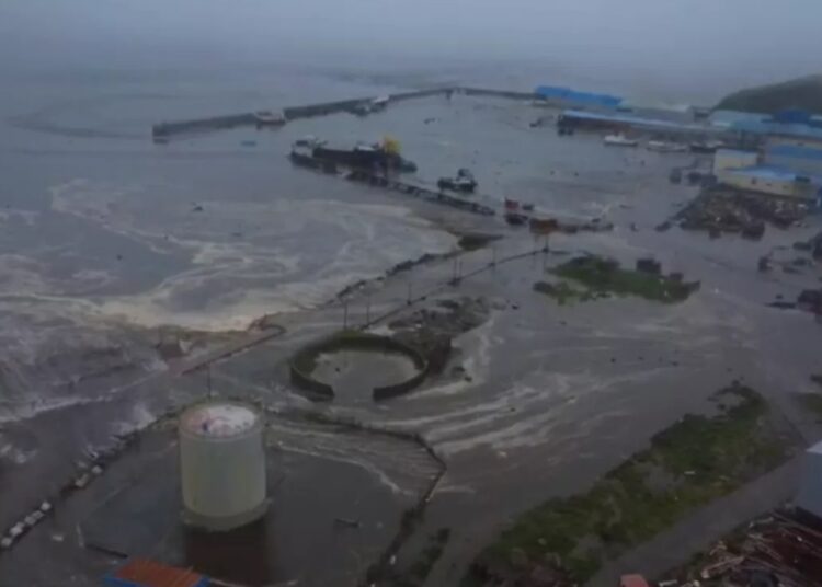 Землетрясение на Камчатке: видео затопленного Северо-Курильска и цунами в Японии