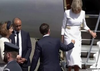 Президента Франции опять унизили, и снова его собственная жена