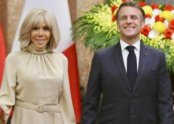 СМИ назвали вероятную причину постоянных унижений Макрона со стороны жены