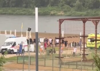 Спасатель рассказал о способах избежать трагедии с молнией на пляже как в Тульской области