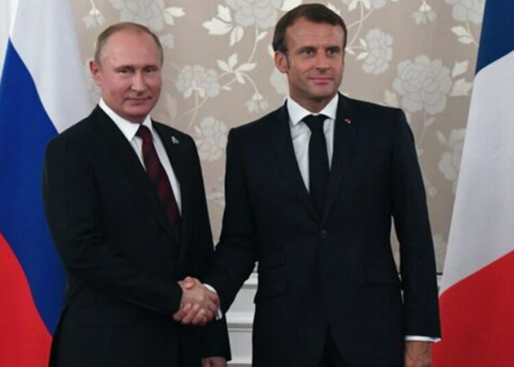 Путин и Макрон впервые за три года поговорили по телефону