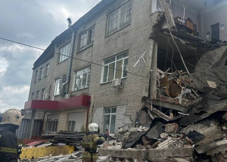 Очередное обрушение: в Екатеринбурге рухнула часть офисного здания