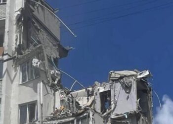 Спасатели достали из-под завалов обрушившегося дома в Саратове пятилетнюю девочку