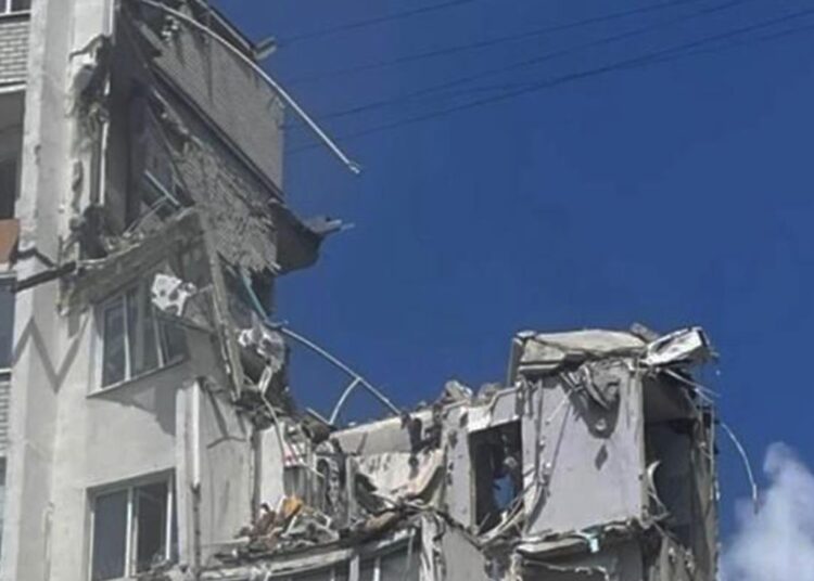 Спасатели достали из-под завалов обрушившегося дома в Саратове пятилетнюю девочку