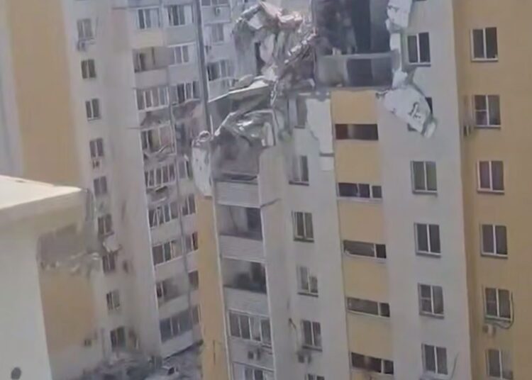 Убежавшего от матери мальчика раздавило обломками дома в Саратове