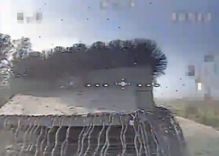 Военкоры нашли в зоне СВО “танк-монстр” будто из фильма ужасов. Видео