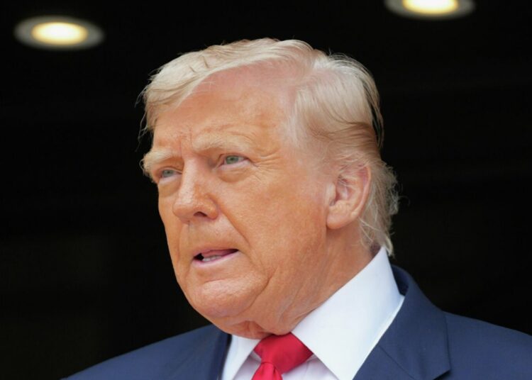 Дональд Трамп посоветовал Дмитрию Медведеву следить за словами