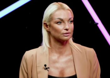 Прикрывающая грудь Волочкова сделала фото с мужчиной почти в два раза младше себя