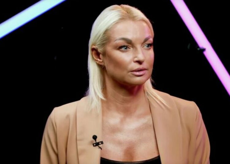 Прикрывающая грудь Волочкова сделала фото с мужчиной почти в два раза младше себя