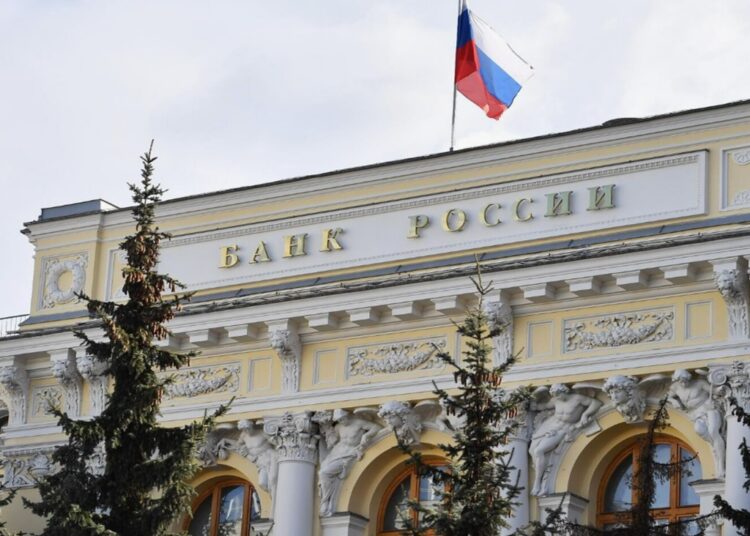 Центробанк России 25 июля понизил ключевую ставку сразу до 18%