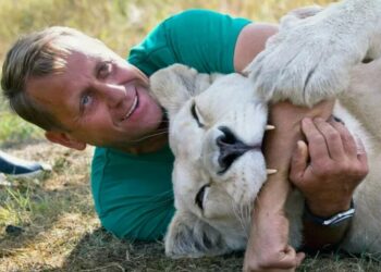 «Я воскрес»: покусанный львами Олег Зубков вышел из больницы