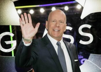 Страдающего деменцией Брюса Уиллиса выселили в отдельный дом