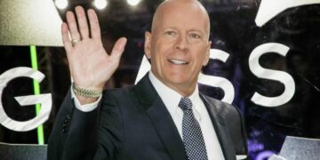 Страдающего деменцией Брюса Уиллиса выселили в отдельный дом