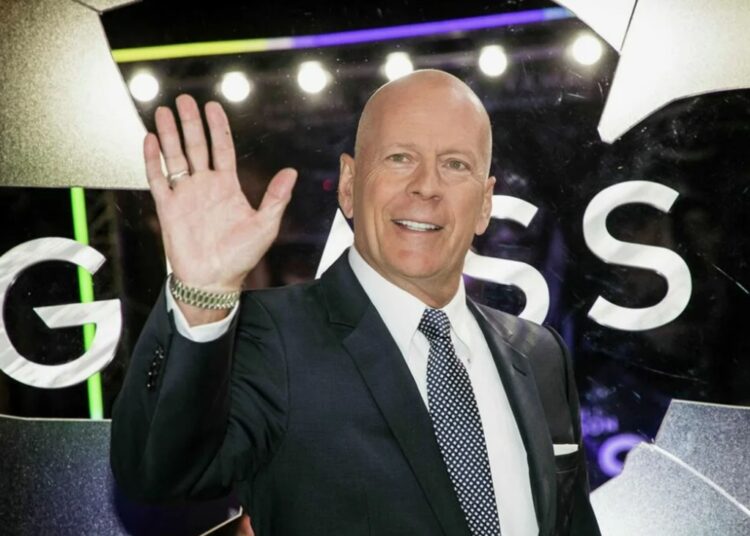 Страдающего деменцией Брюса Уиллиса выселили в отдельный дом