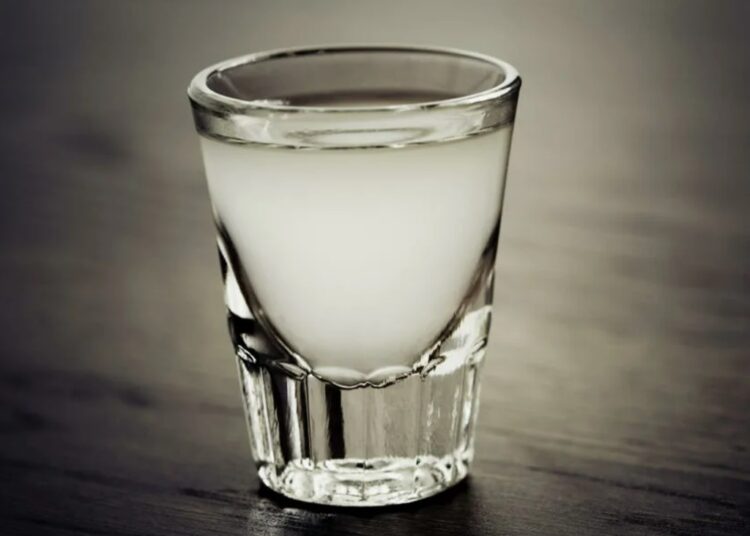 Паленая чача продолжает убивать туристов в Адлере и Сочи