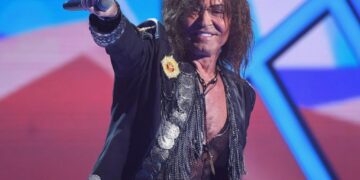 Молодящийся в 76 лет Леонтьев выступил перед зрителями в Казани