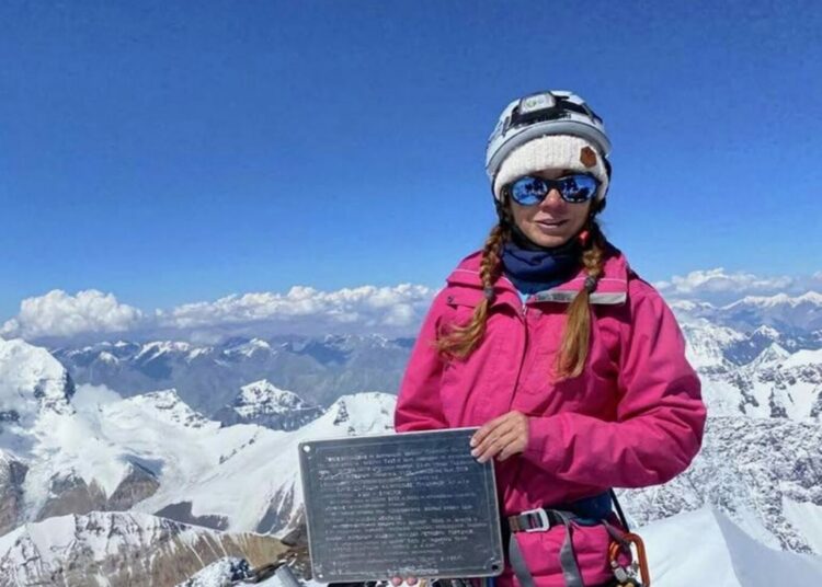 Скончалась пролежавшая неделю на пике Победы с переломом ноги альпинистка Наговицына