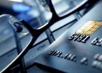 В России планируют запретить иметь больше 10 банковских карт одному человеку