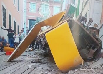 В центре Лиссабона 15 погибших на обрушившемся фуникулере «Глория»