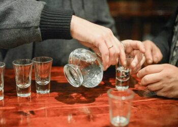 Число жертв суррогатного алкоголя в Ленобласти достигло 19 человек