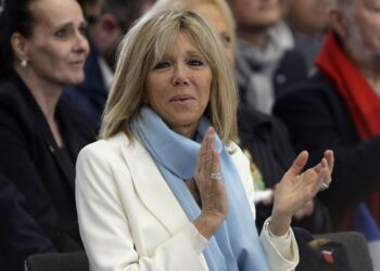 Чета Макронов понесет в суд фото, доказывающие половую принадлежность Брижит