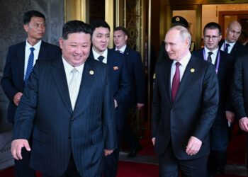 Эксперт по Корее объяснил, почему за Ким Чен Ыном так тщательно убирались после переговоров с Путиным