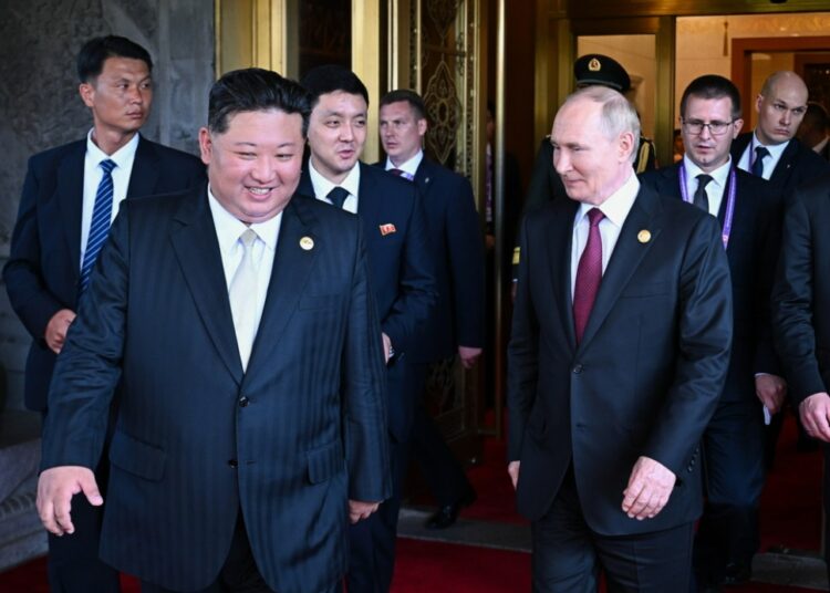 Эксперт по Корее объяснил, почему за Ким Чен Ыном так тщательно убирались после переговоров с Путиным