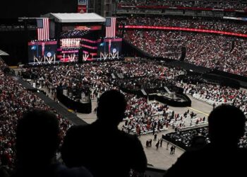 Кто из известных в США людей приехал на церемонию прощания с застреленным республиканцем Кирком